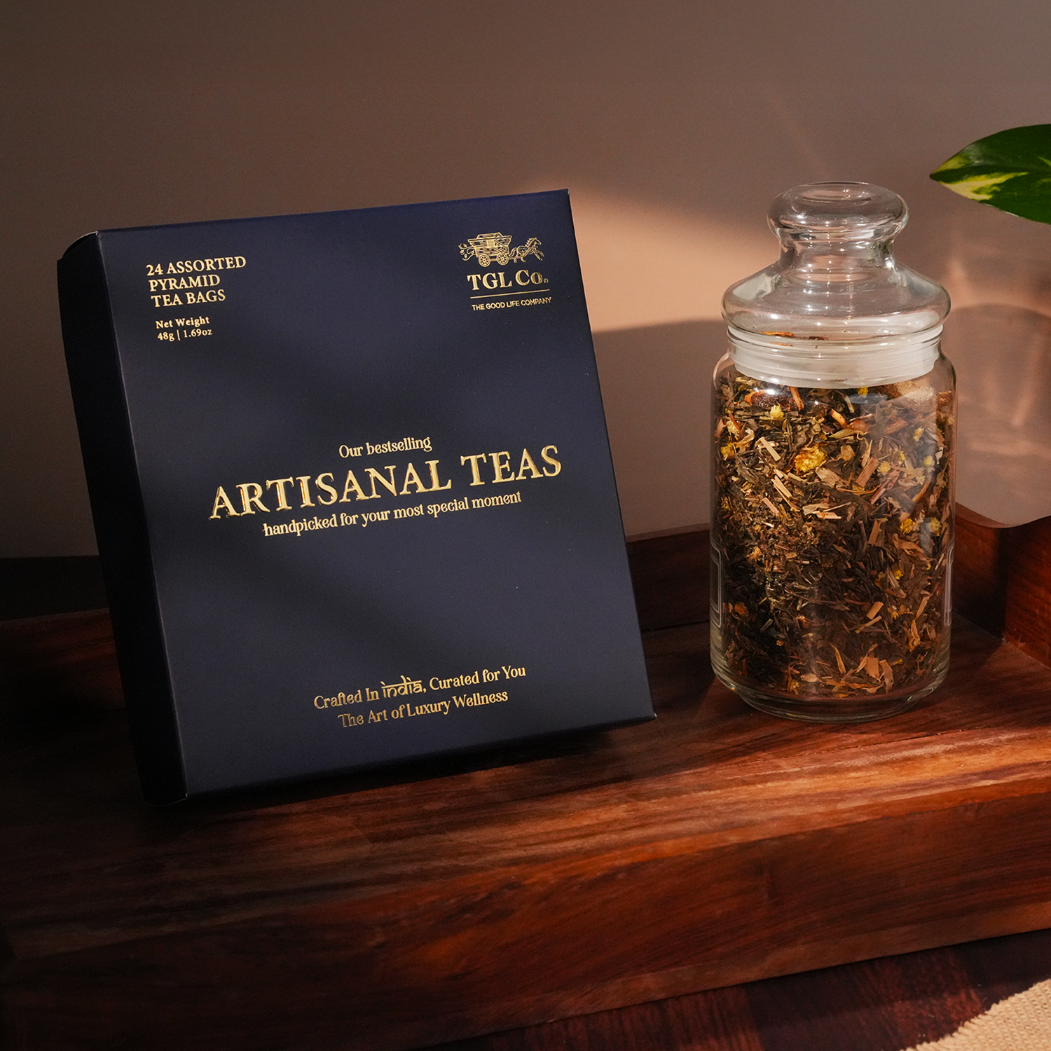 Artisanal teas experience box with 24 premium tea blends for tea tasting and gifting