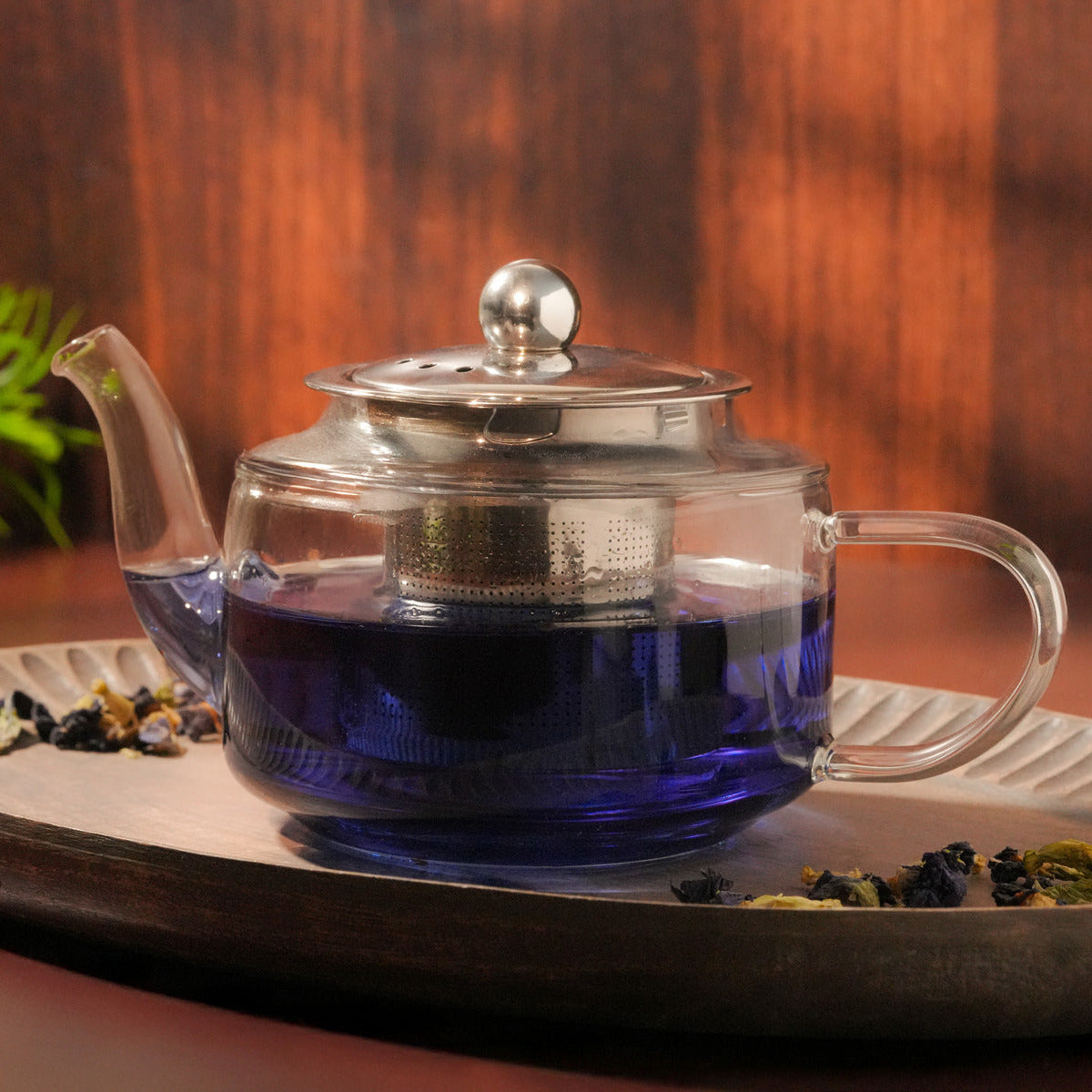 Clear glass teapot with stainless steel infuser for brewing loose leaf tea
