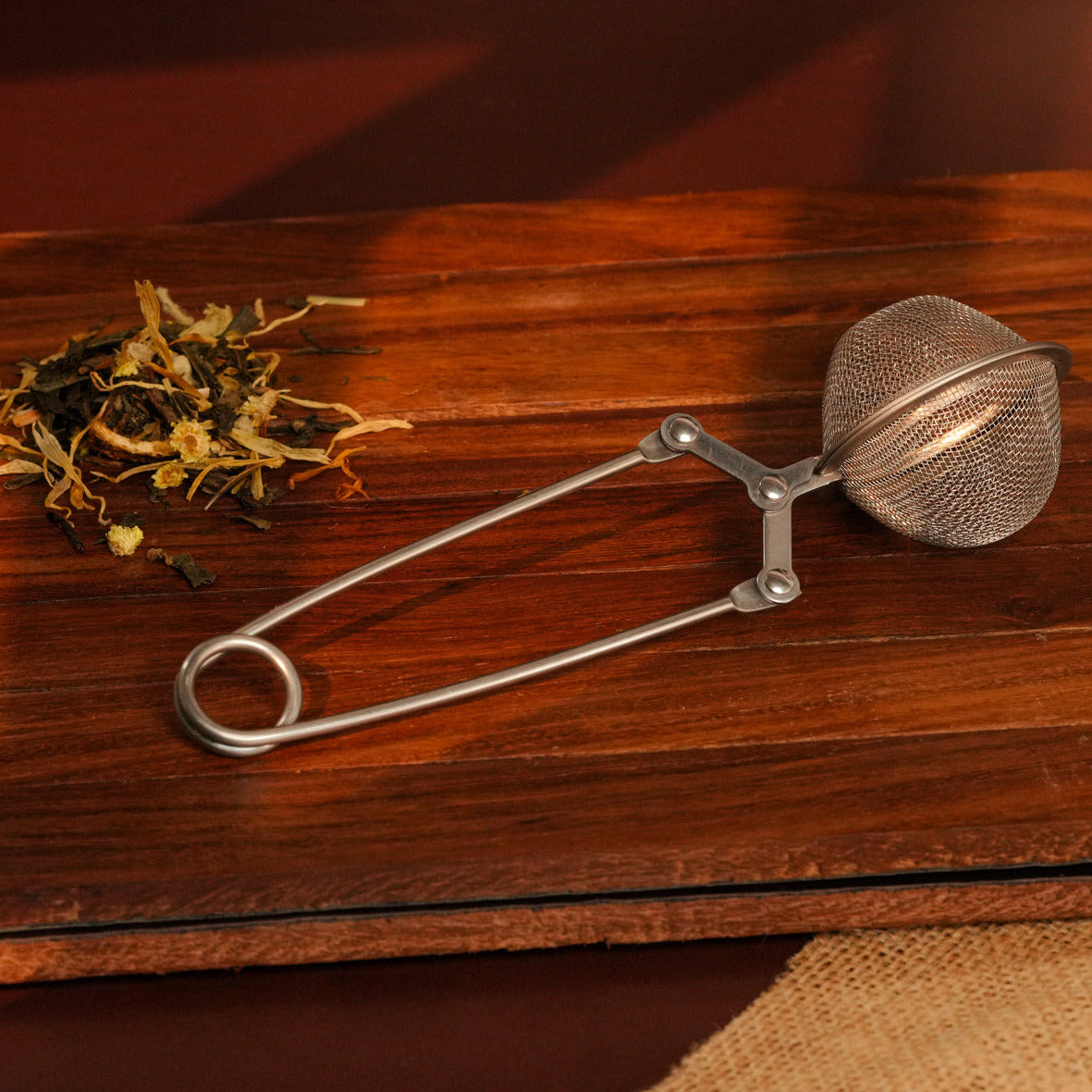 Stainless steel pincer tea infuser for loose leaf tea brewing